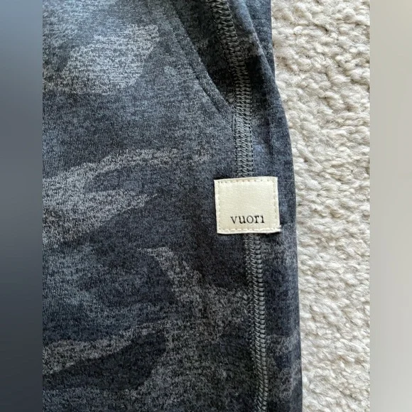 NWOT Vuori Womans Camo Performance Jogger with Dreamknit Fabric Size Medium